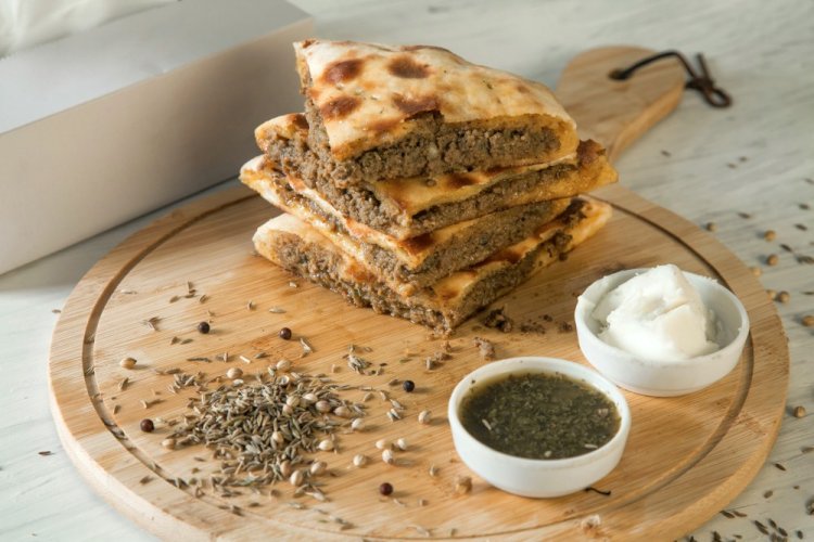 Соковиті та рум'яні: коржі з м'ясом на сковороді