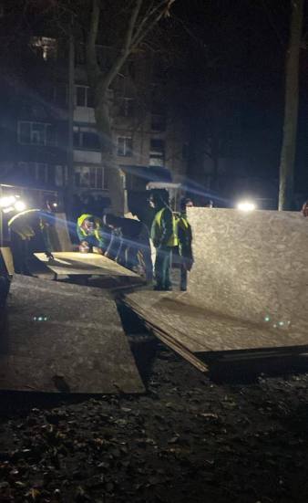 Харківські комунальники ліквідовують наслідки нічної атаки