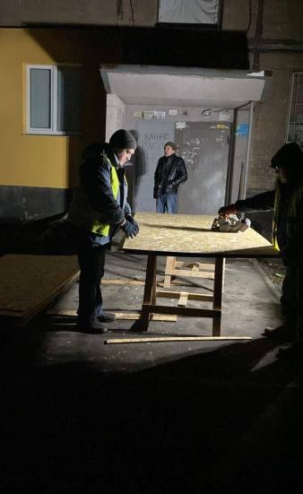 Харківські комунальники ліквідовують наслідки нічної атаки