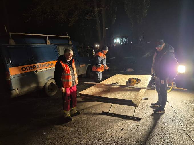 Харківські комунальники ліквідовують наслідки нічної атаки