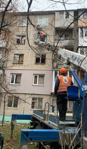 Харківські комунальники ліквідовують наслідки нічної атаки