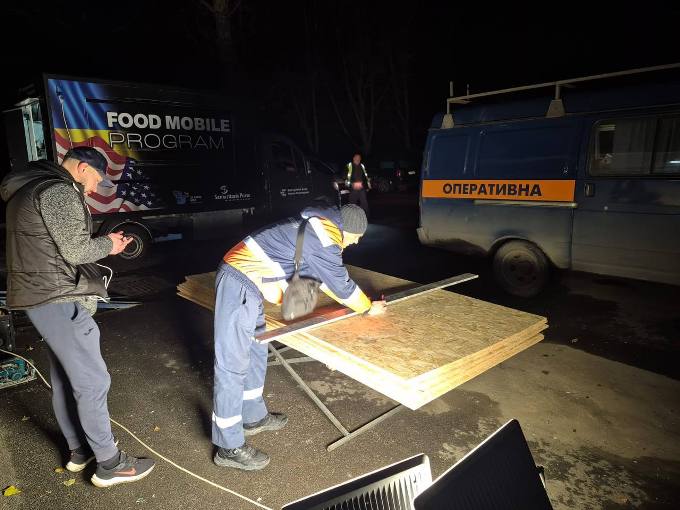 Харківські комунальники усувають наслідки нічної атаки по Харкову (фото)