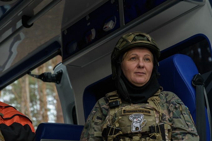 Бойова медикиня «Матушка» тягне поранених гвардійців по 12 км на передовій