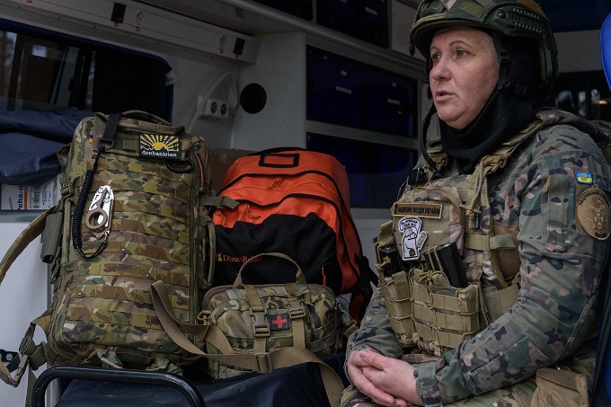 Бойова медикиня «Матушка» тягне поранених гвардійців по 12 км на передовій