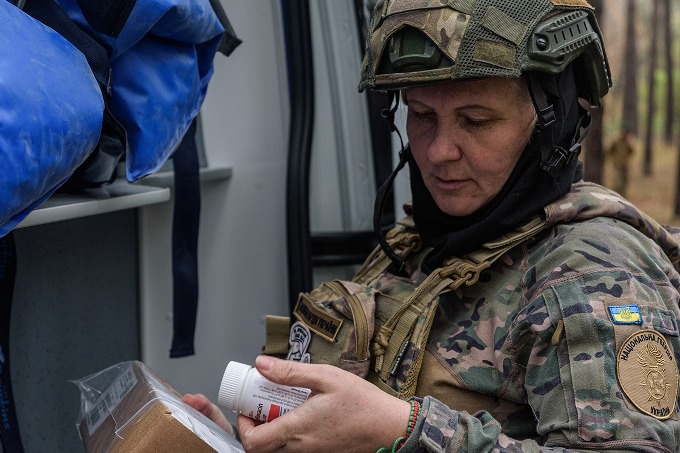 Бойова медикиня «Матушка» тягне поранених гвардійців по 12 км на передовій