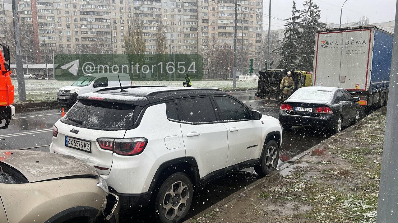 Перекинувся автомобіль швидкої допомоги на Олексіївці: Новини Харкова