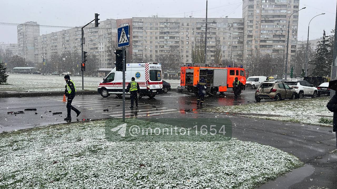 Перекинувся автомобіль швидкої допомоги на Олексіївці: Новини Харкова