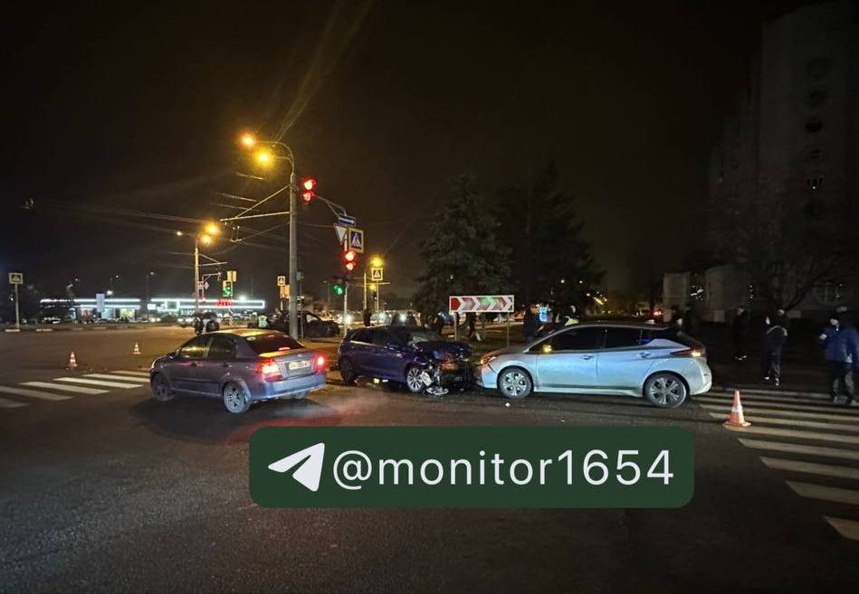 Розбилися три автівки біля супермаркету Рост: Новини Харкова