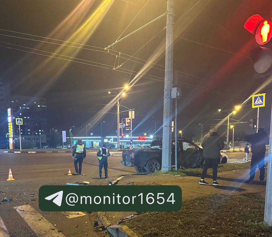 Розбилися три автівки біля супермаркету Рост: Новини Харкова