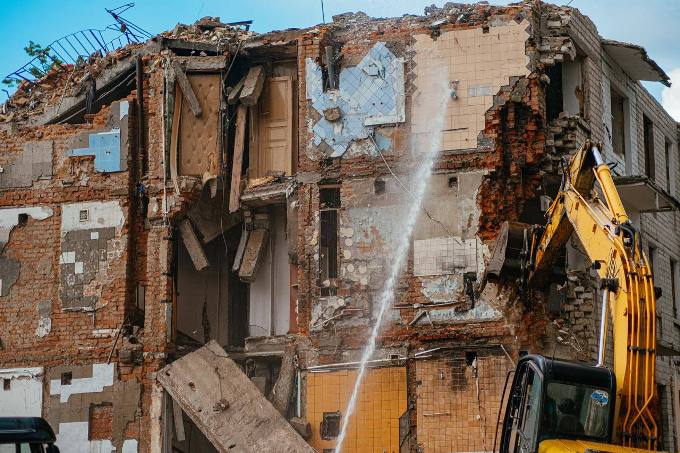 У Харкові розпочали демонтаж зруйнованих будинків