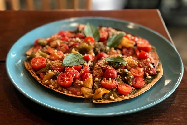 Хрумка та ароматна: рецепт пісної піци з овочами, грибами та кунжутом