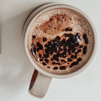 Ароматний гарячий шоколад з горіхами та прянощами: зігріваючий напій для гурманів