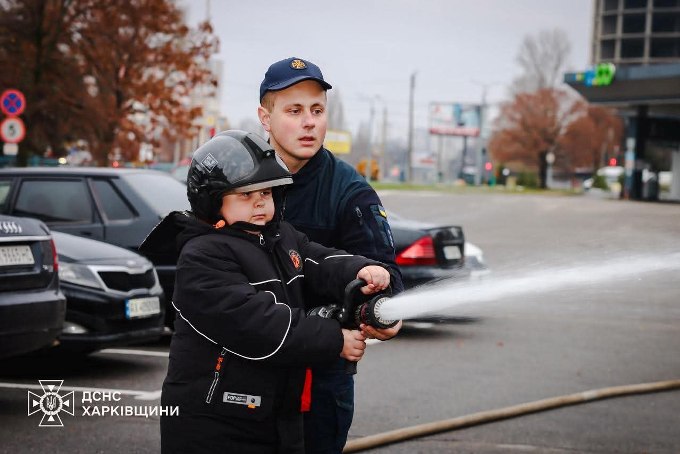 У Харкові відзначили хлопчика, який врятував себе та бабусю під час пожежі