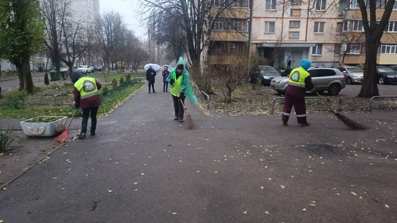 Комунальники впорядковують Основ'янський район Харкова