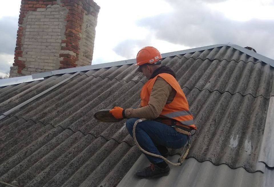 Будівельники реомонтують дахи у двох районах Харкова