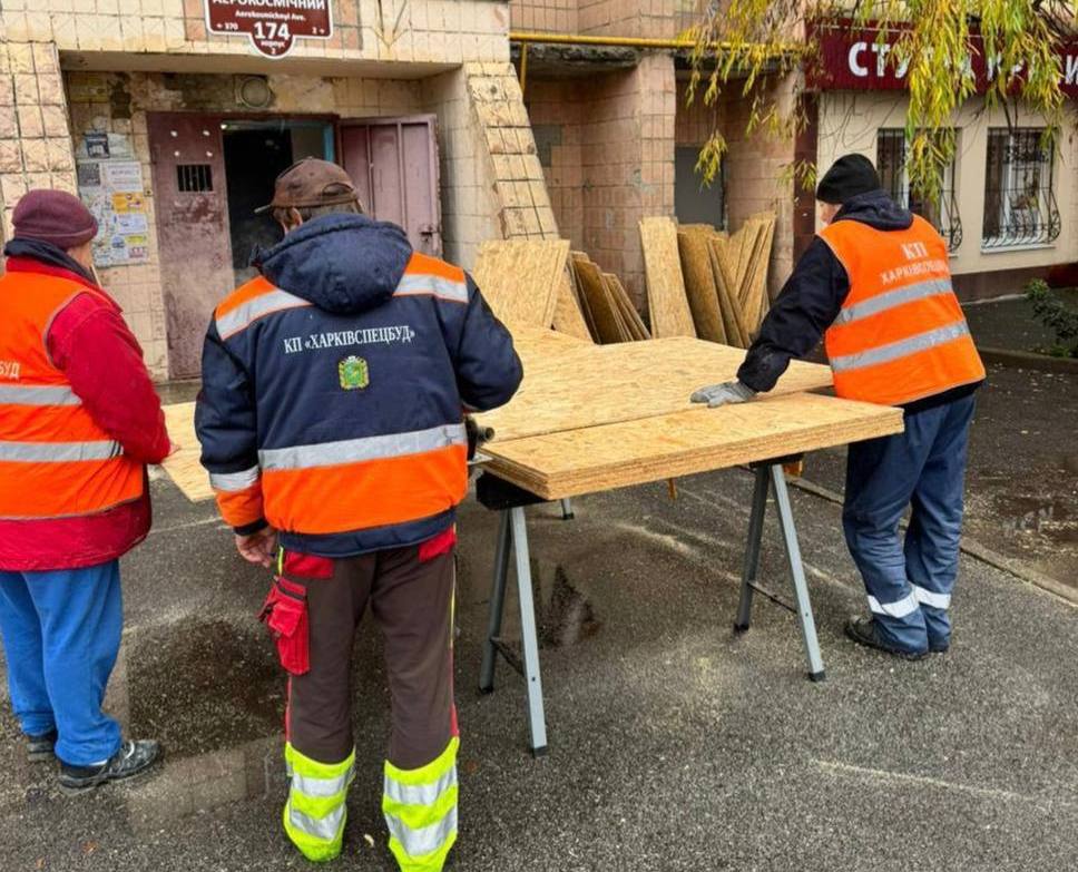 Відновили сотні квадратних метрів покрівлі комунальники: Новини Харкова
