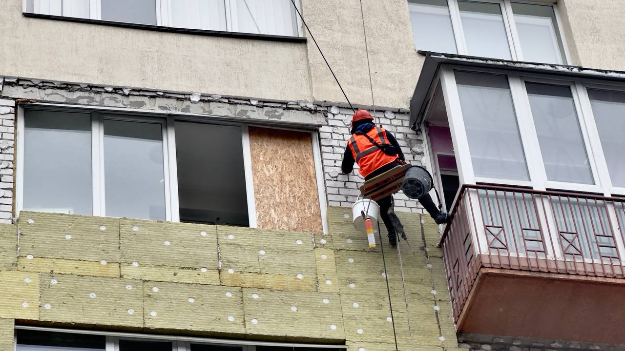 У Харкові відновлюють постраждалий від обстрілів багатоквартирний житловий будинок (фото)