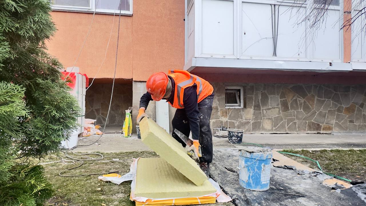 У Харкові відновлюють постраждалий від обстрілів багатоквартирний житловий будинок (фото)