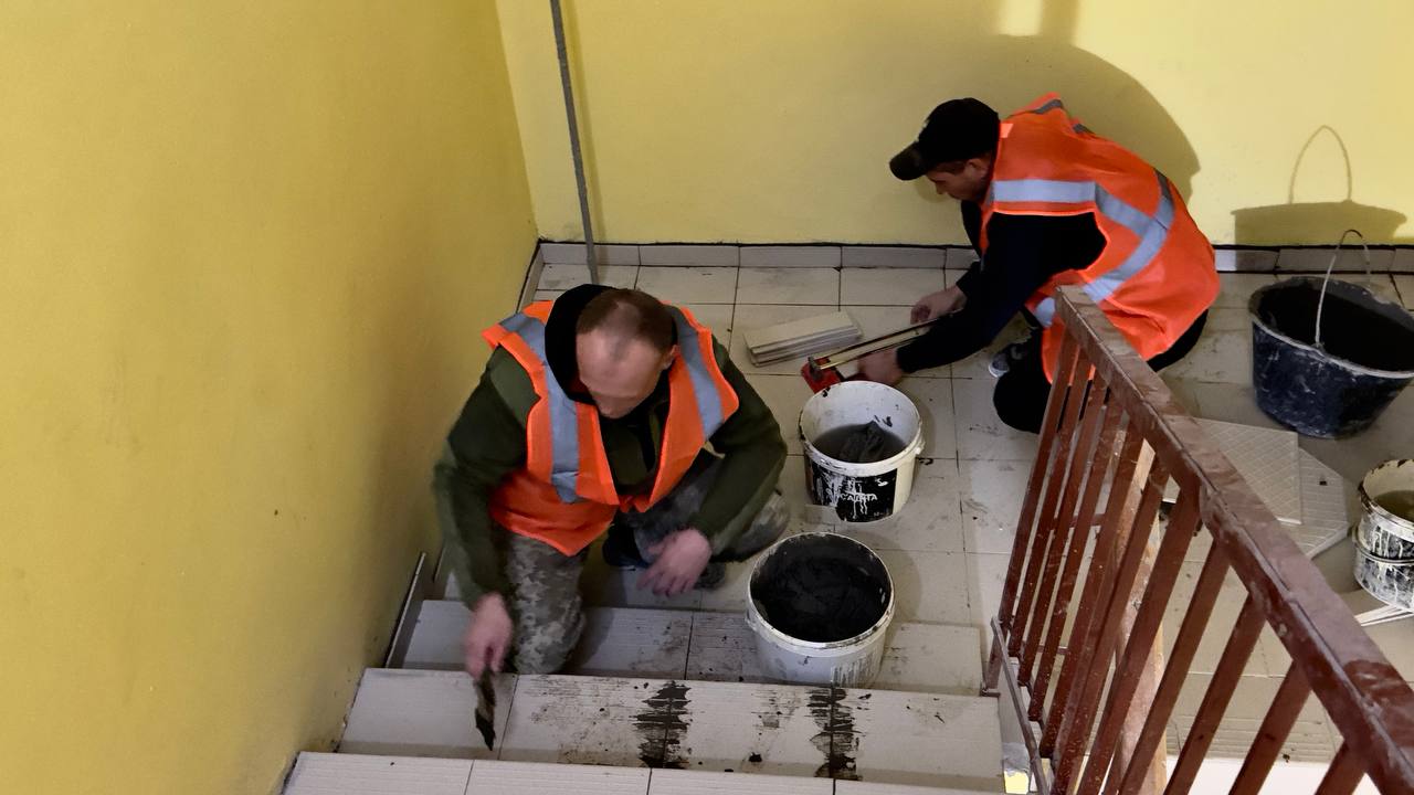 У Харкові відновлюють постраждалий від обстрілів багатоквартирний житловий будинок (фото)