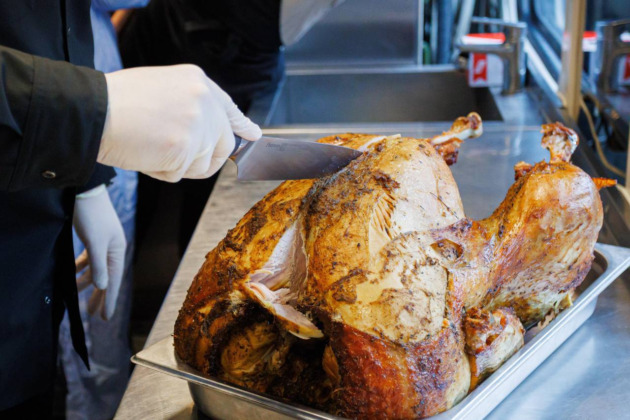 «Food Train» фонду Говарда Баффета пригощає стравами мешканців Харківщини (фото)