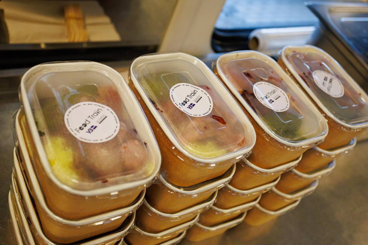 Пригощає стравами мешканців Харківщини Food Train фонду Говарда Баффета: Новини Харкова