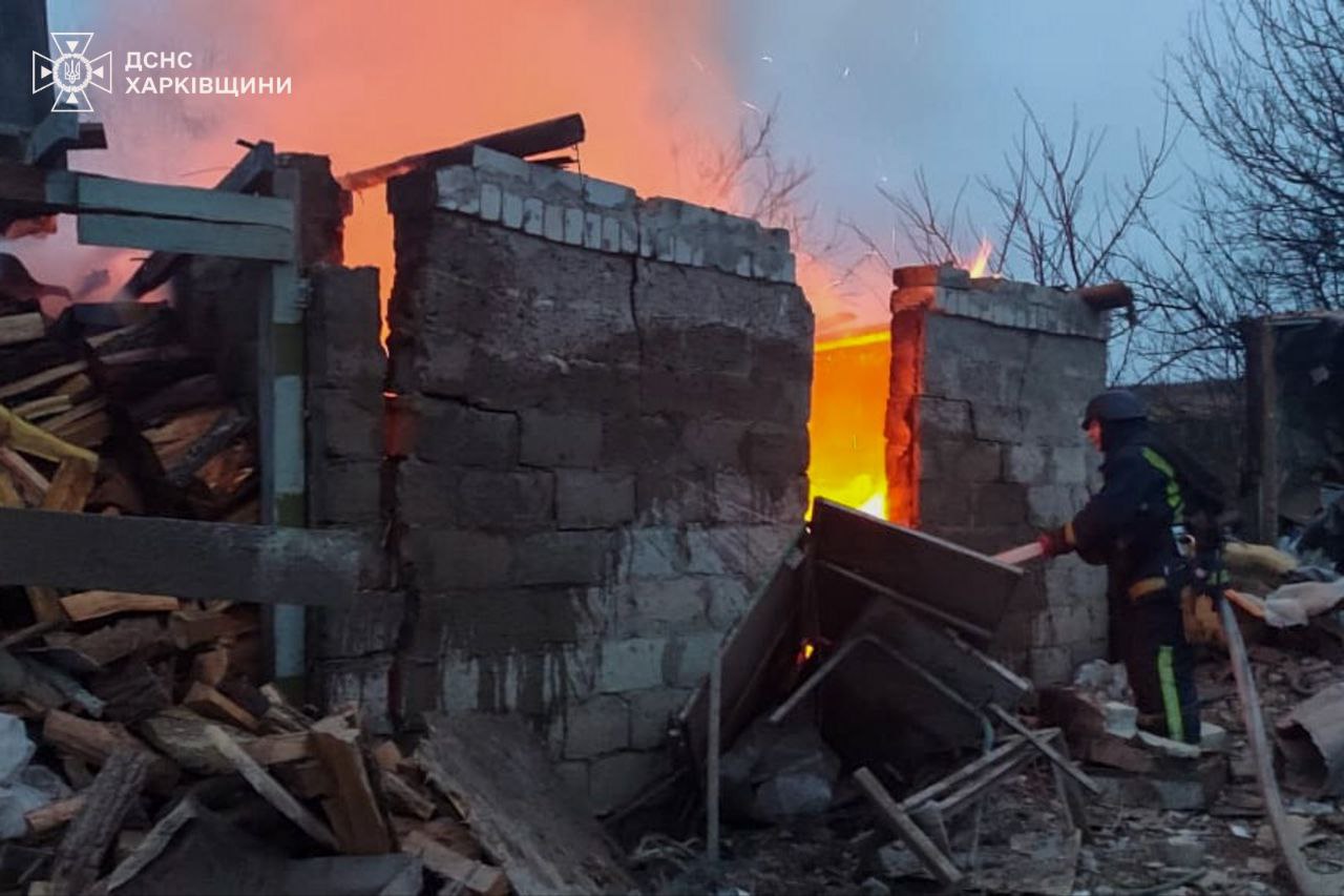 Вогнеборці Харківщини загасили пожежі на місці влучання російської бомби