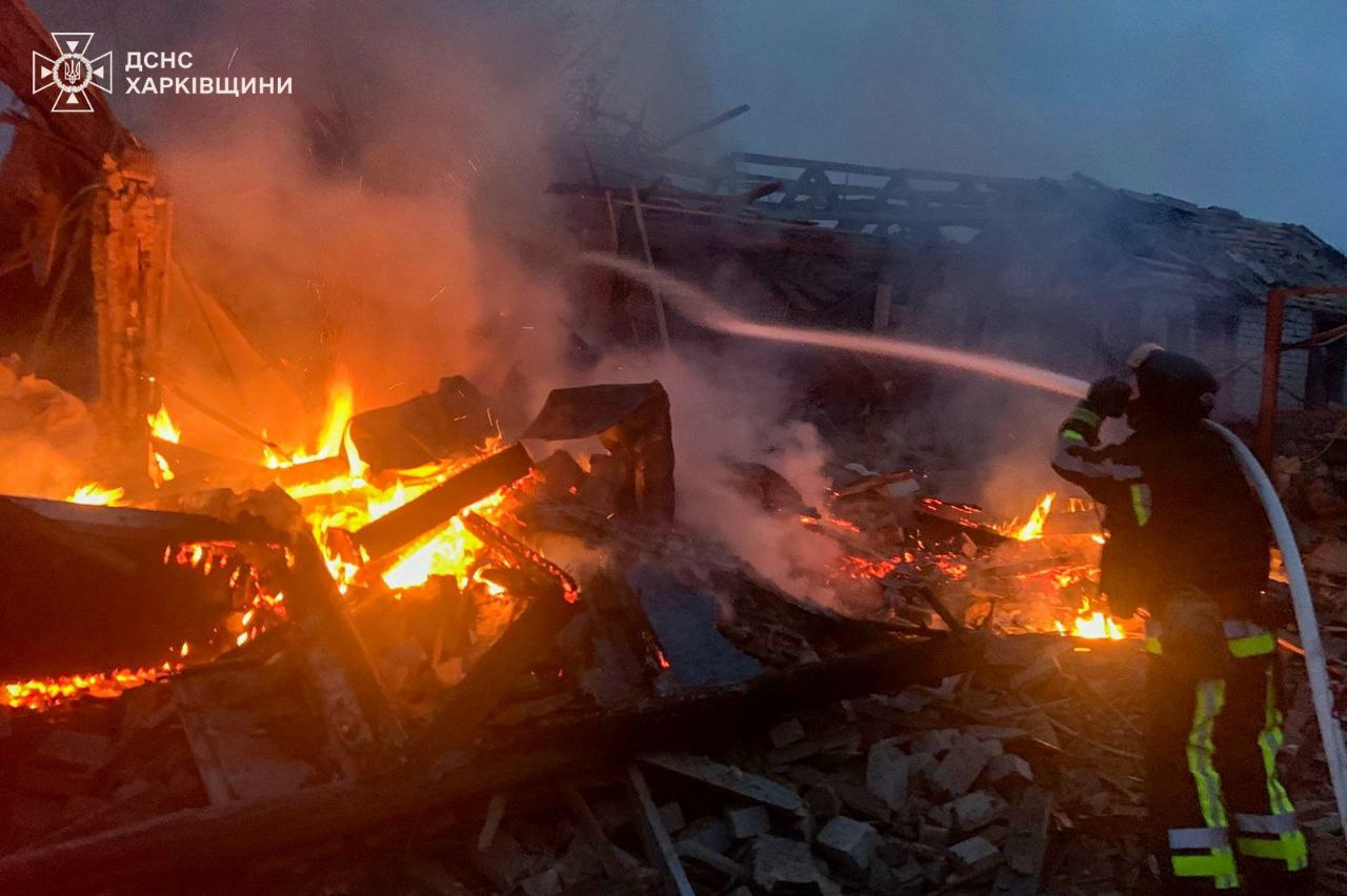 Вогнеборці Харківщини загасили пожежі на місці влучання російської бомби