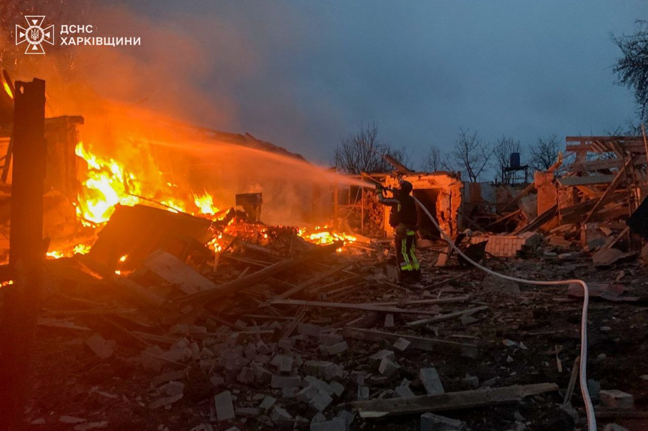 Вогнеборці Харківщини загасили пожежі на місці влучання російської бомби