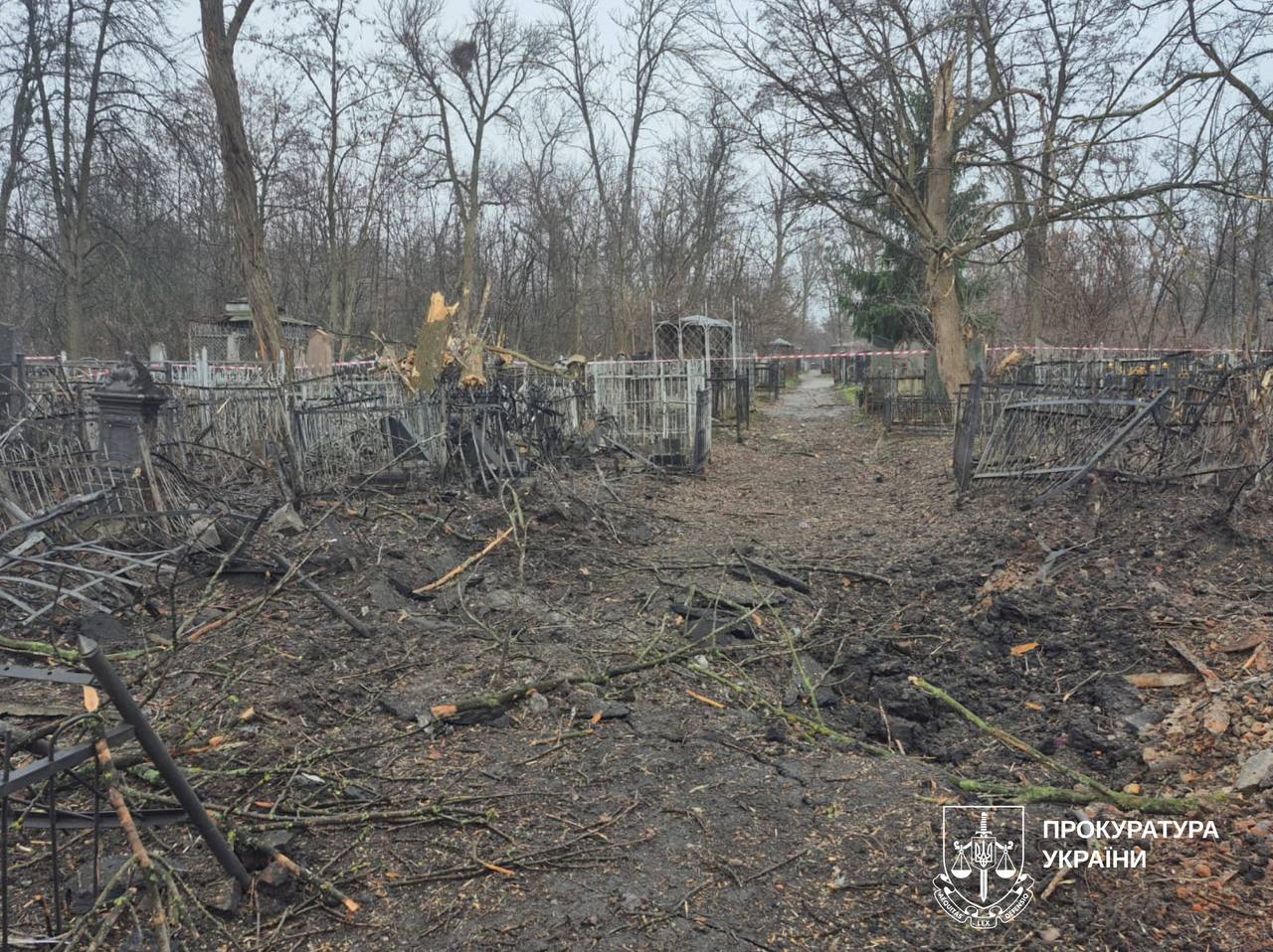 У Харкові під час обстрілу було пошкоджено територію кладовища