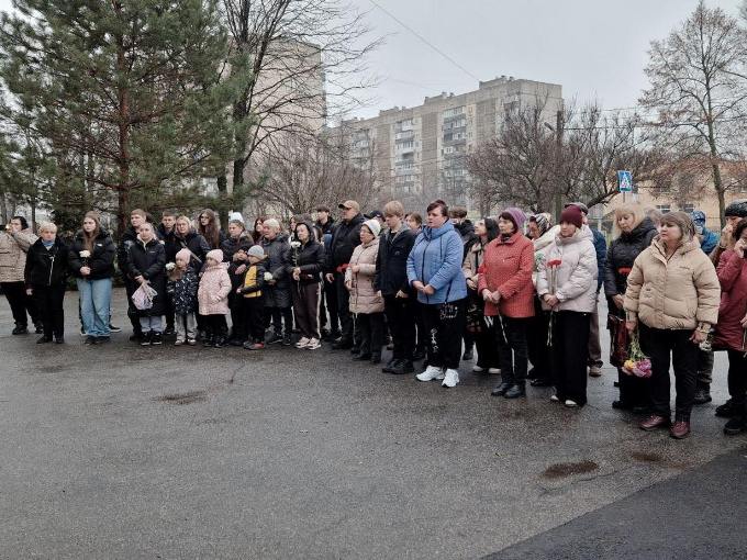 У Харкові відкрили меморіальну дошку на честь загиблого військового Андрія Храмця