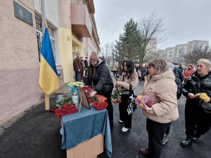 У Харкові відкрили меморіальну дошку на честь загиблого військового Андрія Храмця