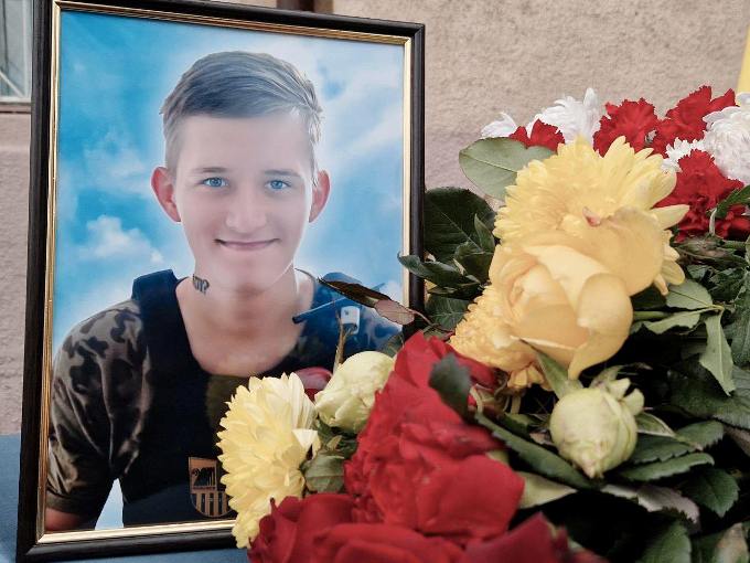 У Харкові відкрили меморіальну дошку на честь загиблого військового Андрія Храмця