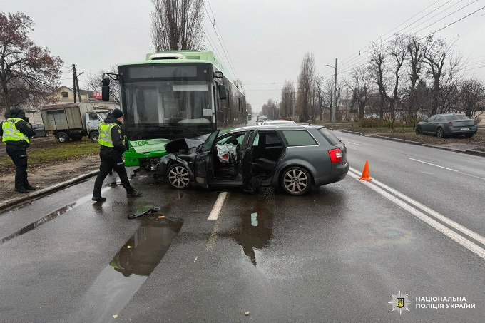 Троє людей постраждали у ДТП за участю Audi та тролейбуса у Харкові