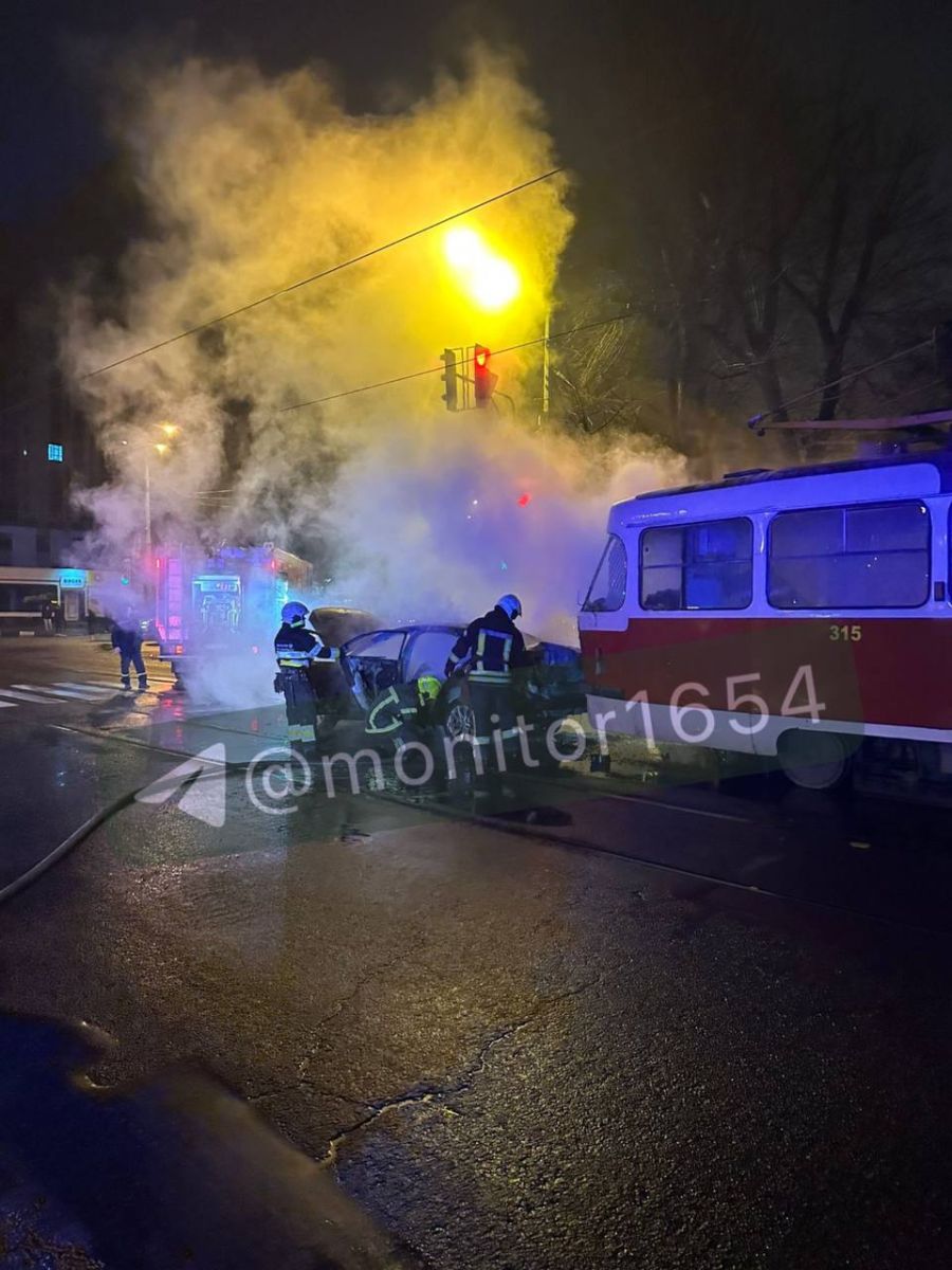Спалахнула пожежа під час ДТП зіткнення Volkswagen Jetta з трамваєм: Новини Харкова