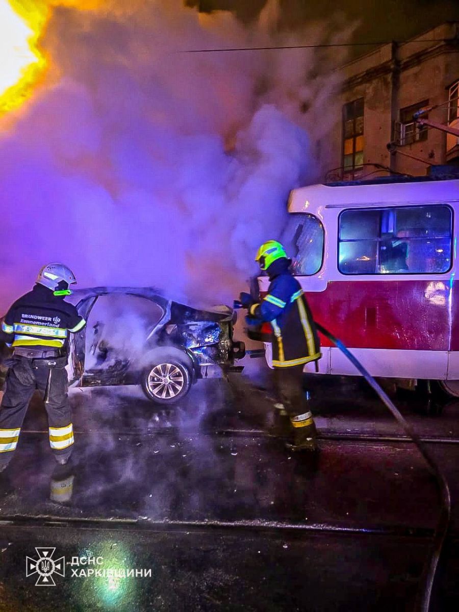 Спалахнула пожежа під час ДТП зіткнення Volkswagen Jetta з трамваєм: Новини Харкова