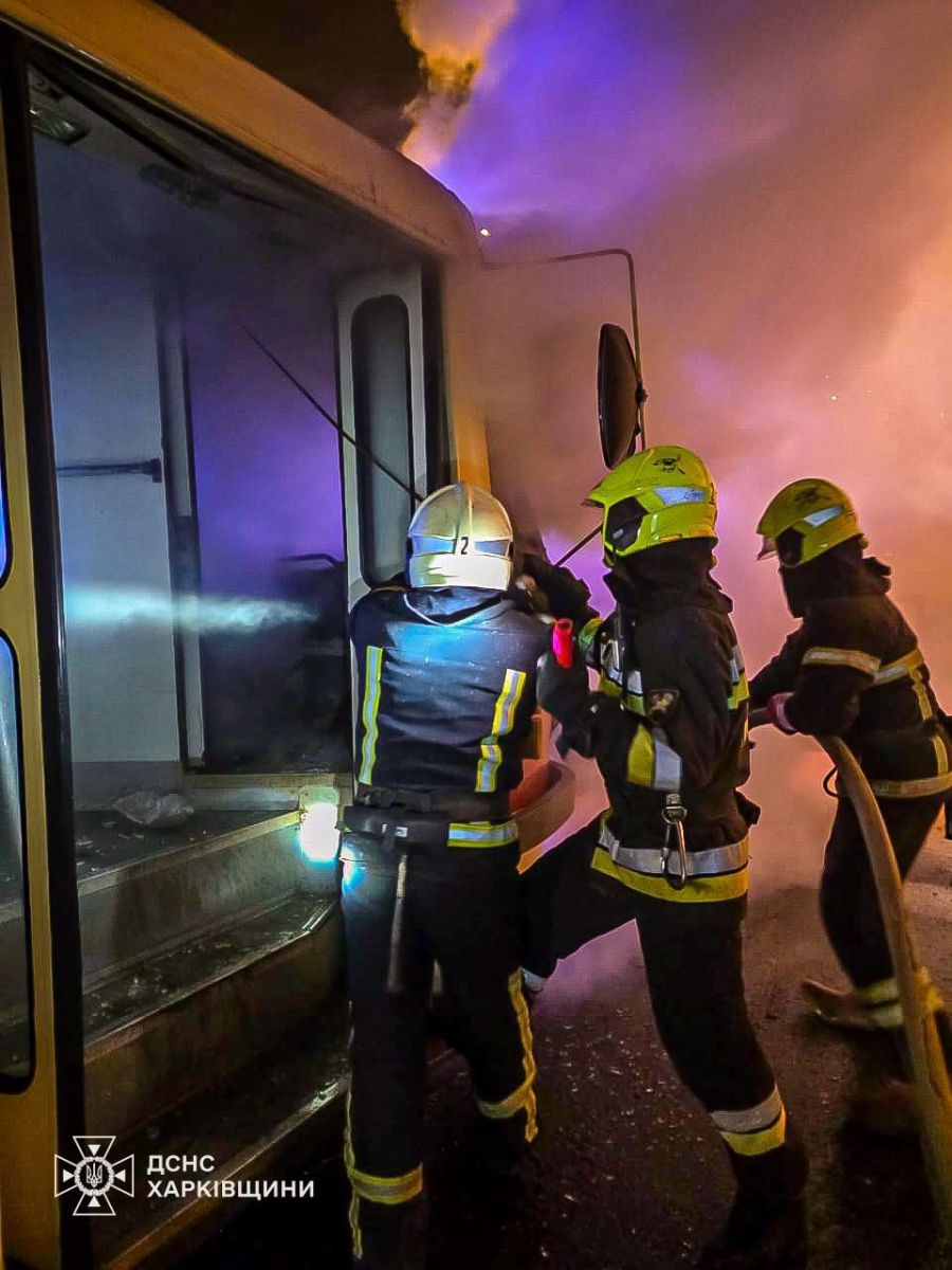 Спалахнула пожежа під час ДТП зіткнення Volkswagen Jetta з трамваєм: Новини Харкова