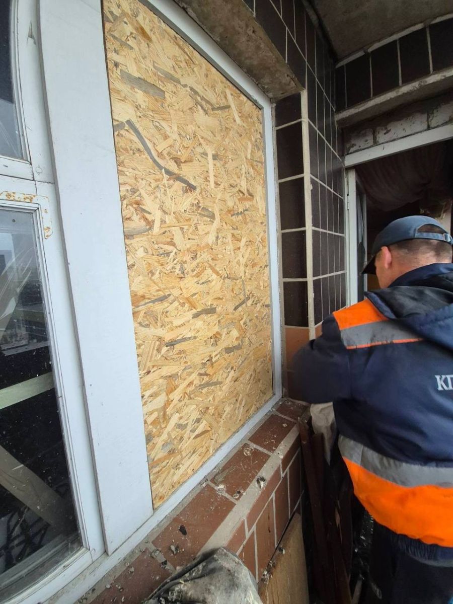 Комунальники активно закривают контури будівель