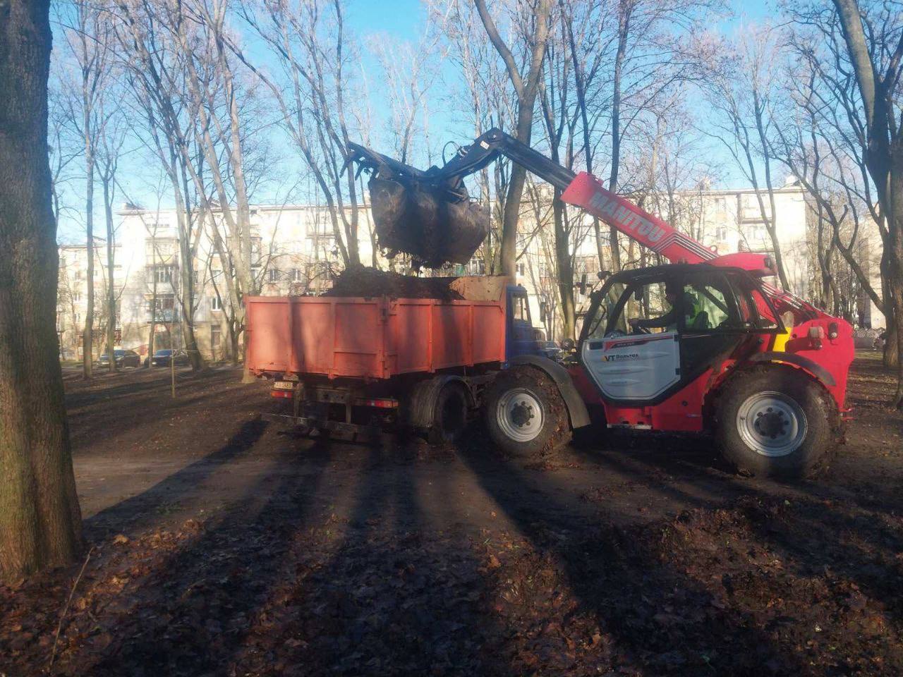 У Харкові щодня наводять лад на території парків