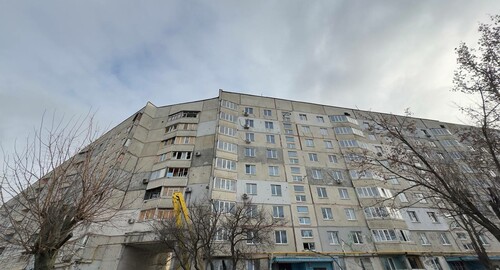 У Харкові відновлюють пошкоджений обстрілами будинок Північній Салтівці (фото)