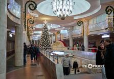 У харківському метро засяяли вогниками ялинка та будиночок Святого Миколая (фото)