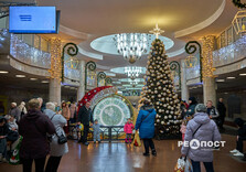 У харківському метро засяяли вогниками ялинка та будиночок Святого Миколая (фото)