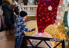У харківському метро засяяли вогниками ялинка та будиночок Святого Миколая (фото)
