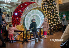 У харківському метро засяяли вогниками ялинка та будиночок Святого Миколая (фото)