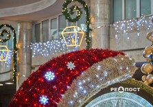 У харківському метро засяяли вогниками ялинка та будиночок Святого Миколая (фото)