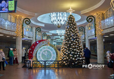 У харківському метро засяяли вогниками ялинка та будиночок Святого Миколая (фото)