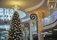 У харківському метро засяяли вогниками ялинка та будиночок Святого Миколая (фото)