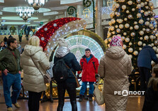 У харківському метро засяяли вогниками ялинка та будиночок Святого Миколая (фото)