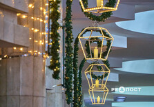 У харківському метро засяяли вогниками ялинка та будиночок Святого Миколая (фото)