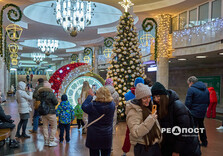 У харківському метро засяяли вогниками ялинка та будиночок Святого Миколая (фото)