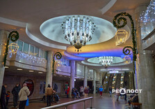 У харківському метро засяяли вогниками ялинка та будиночок Святого Миколая (фото)